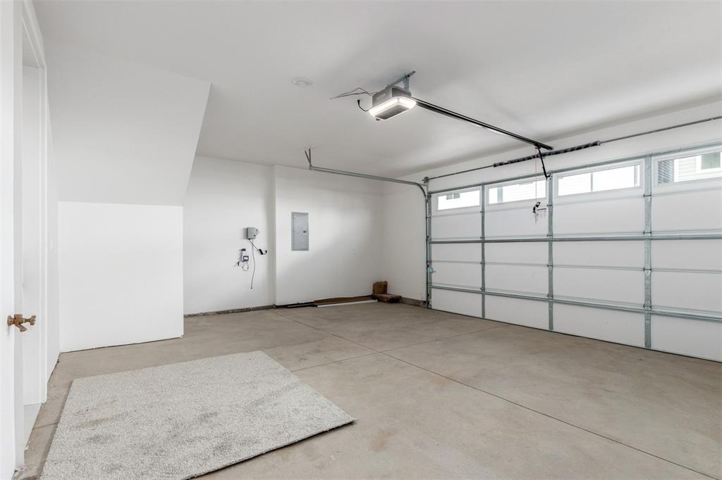 Image 30 of 34: Garage