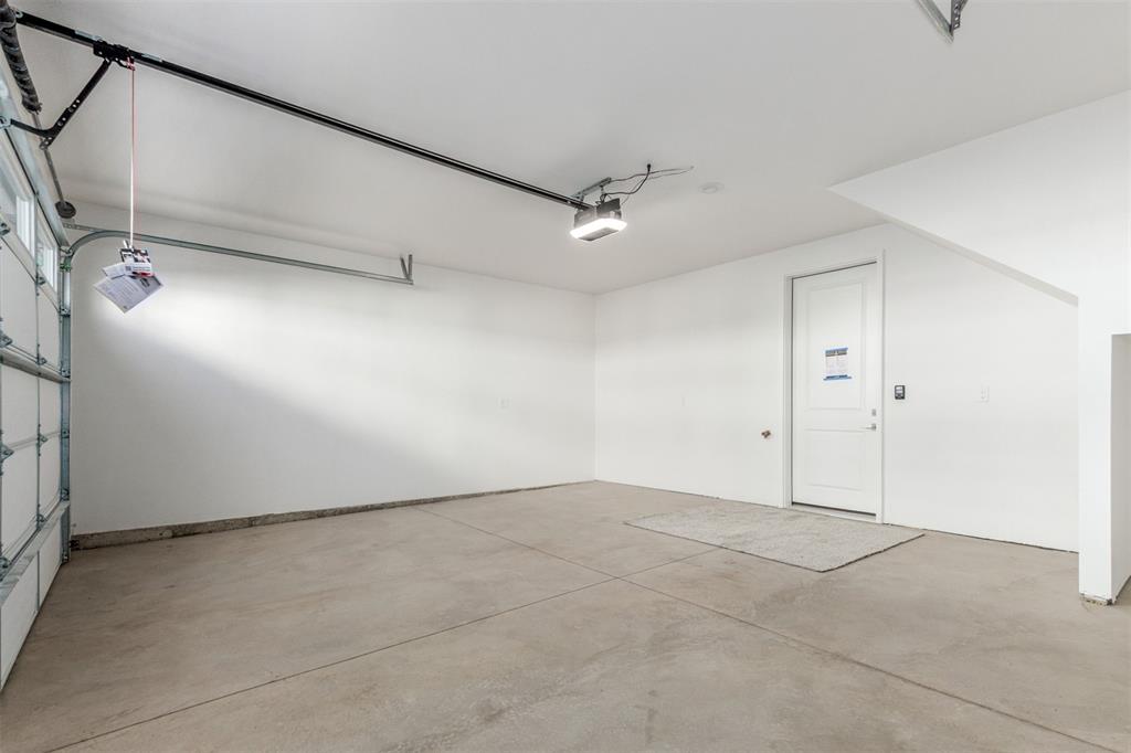 Image 31 of 34: Garage