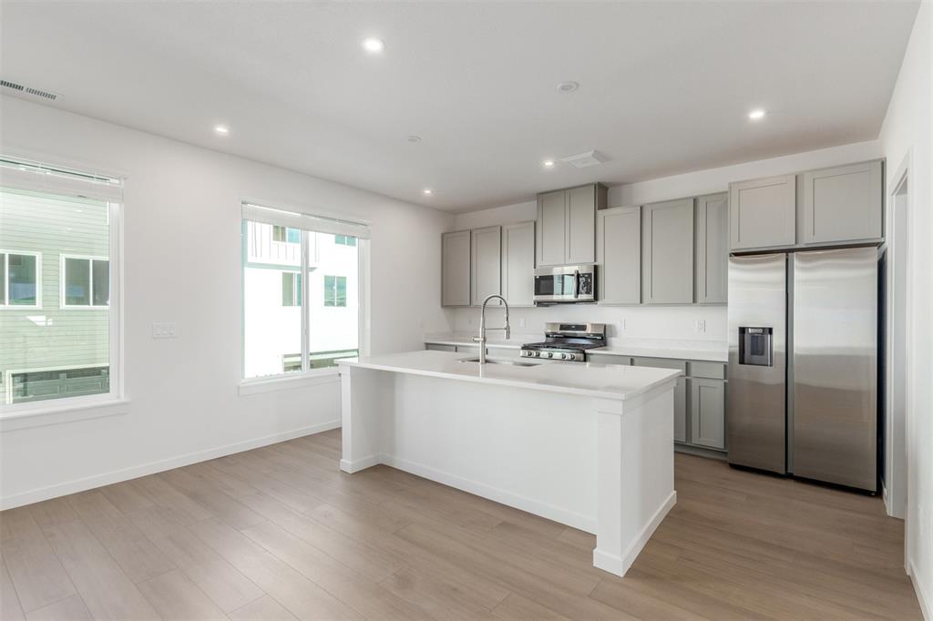 Image 9 of 34: Kitchen