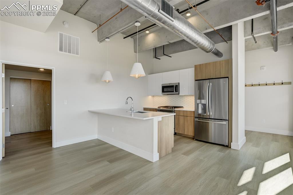 Image 11 of 39: Kitchen
