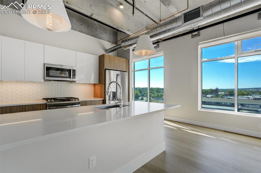 Image 12 of 39: Kitchen