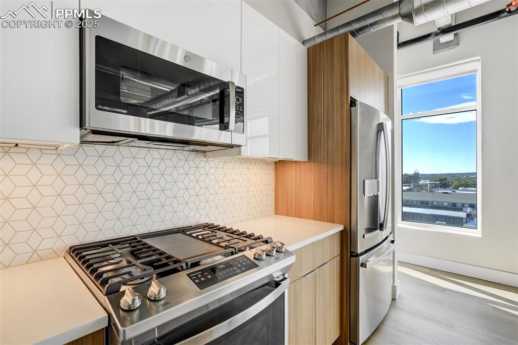 Image 13 of 39: Kitchen