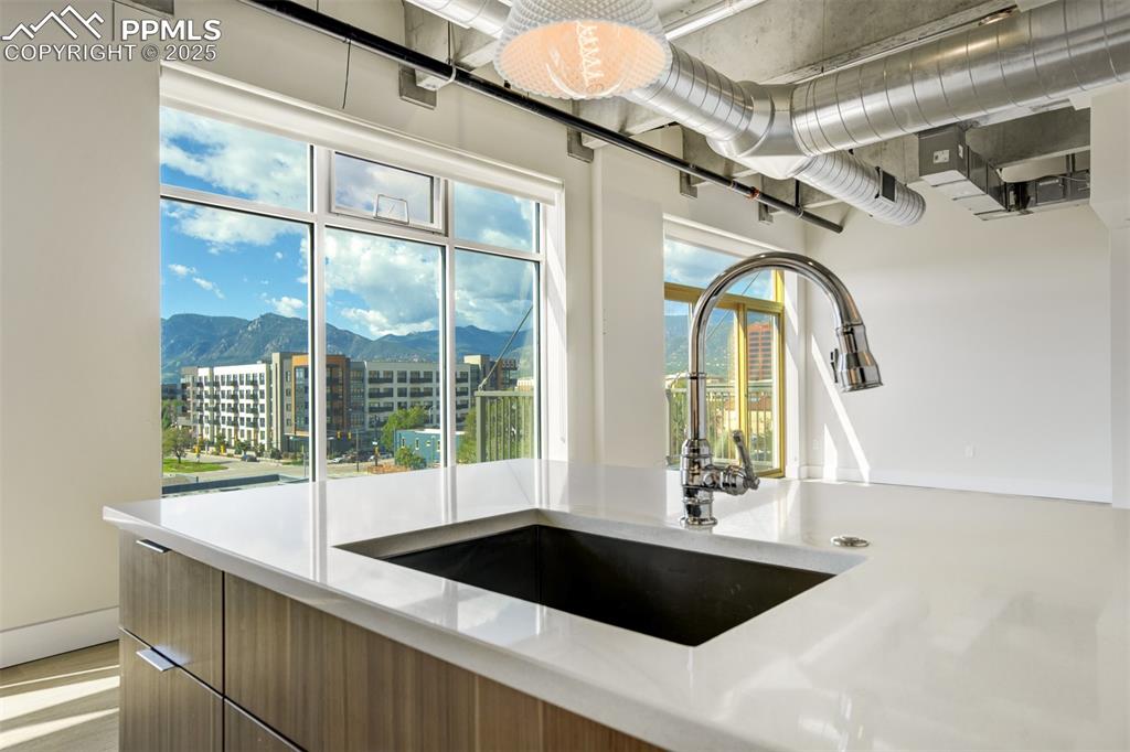 Image 14 of 39: Kitchen
