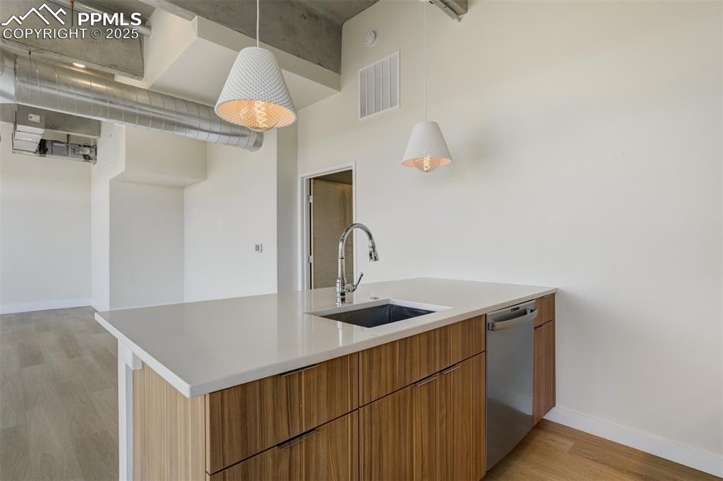 Image 15 of 39: Kitchen
