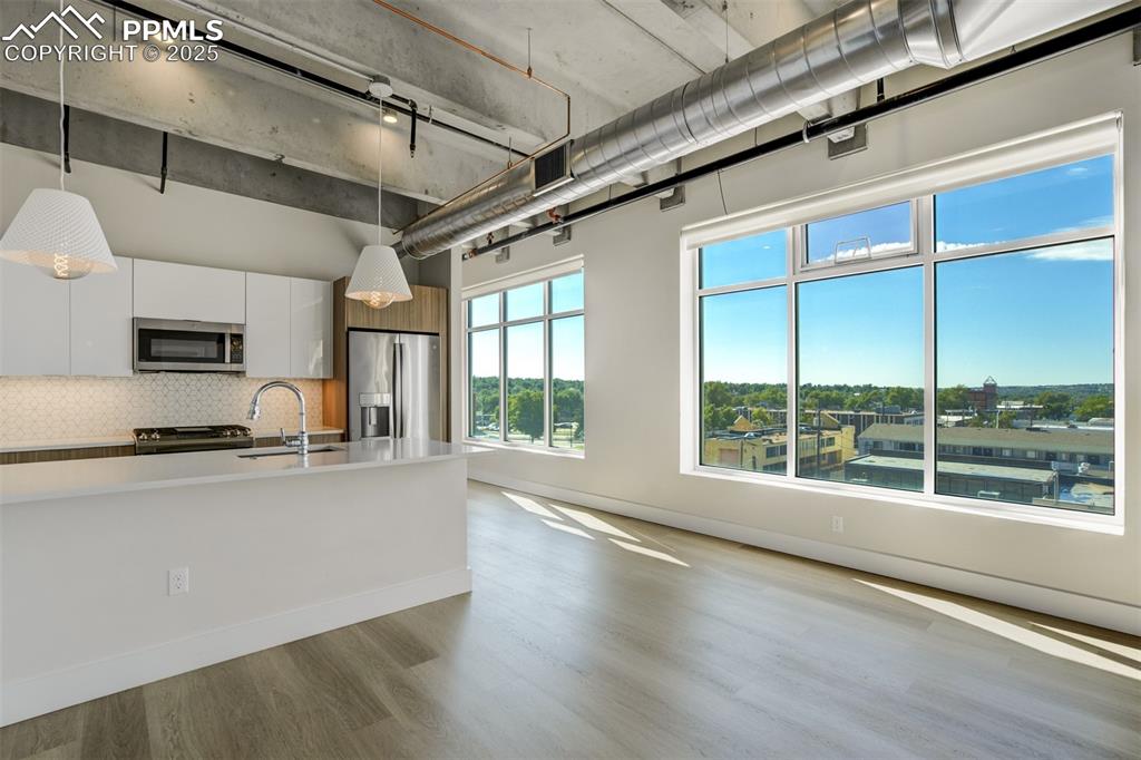 Image 9 of 39: Kitchen