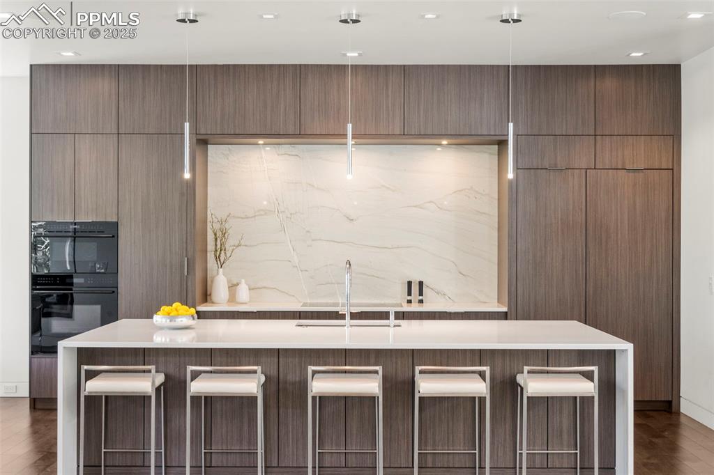 Image 10 of 50: Kitchen