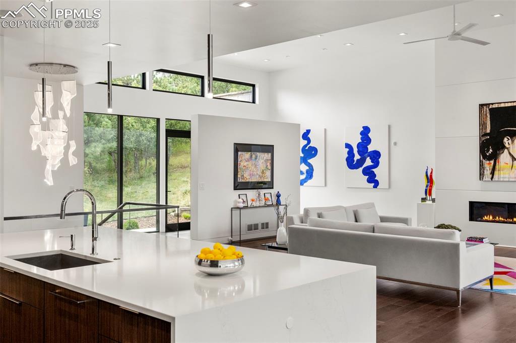 Image 12 of 50: Kitchen