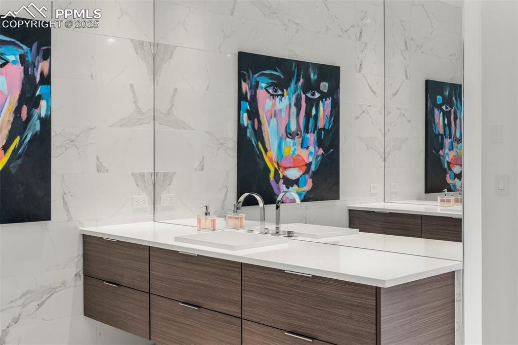 Image 15 of 50: Bathroom