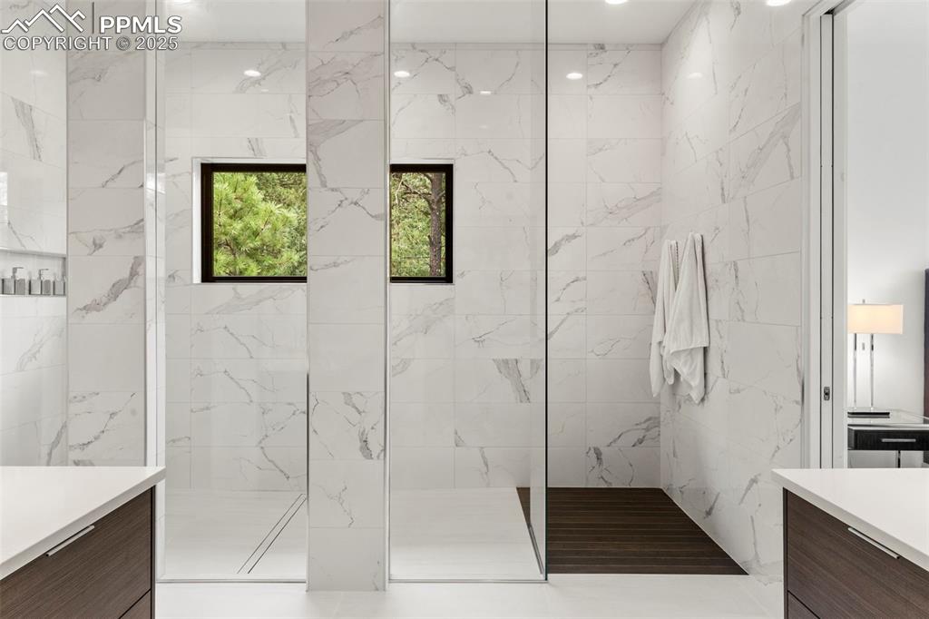 Image 16 of 50: Bathroom