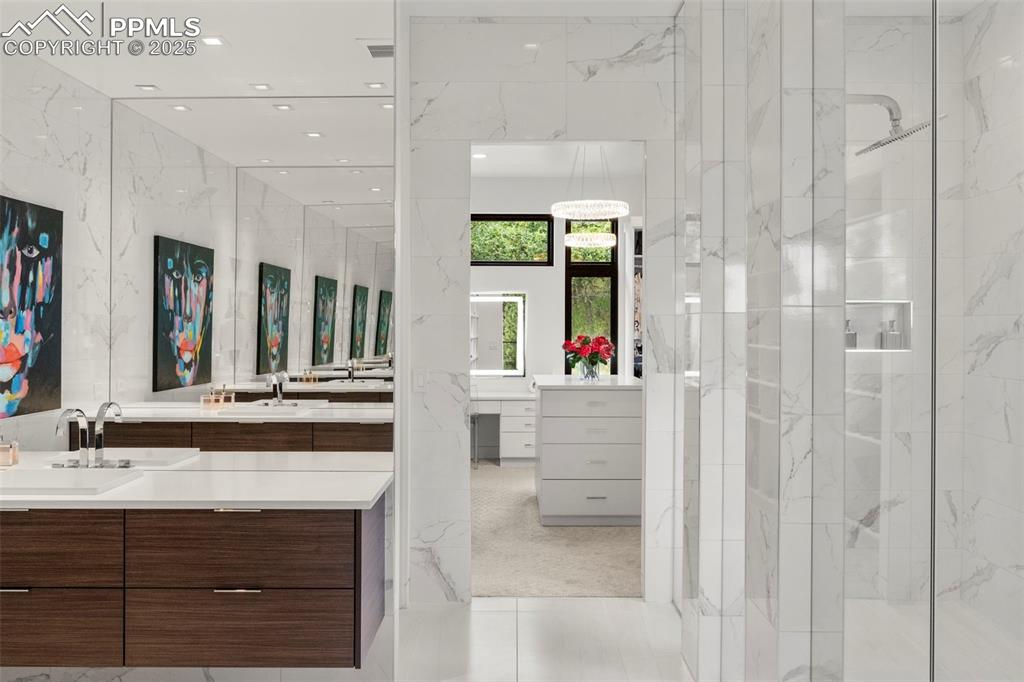 Image 17 of 50: Bathroom