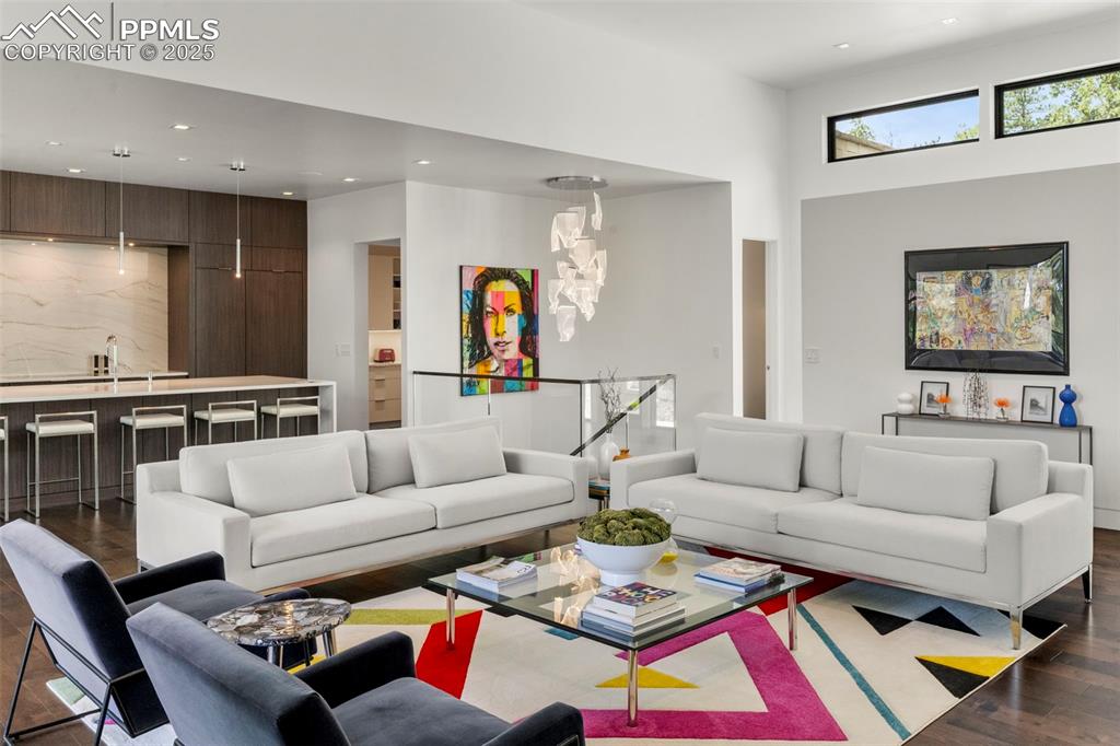 Image 19 of 50: Living Room