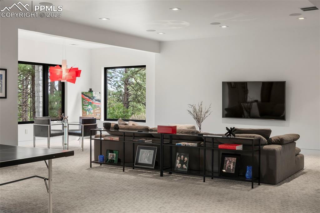 Image 22 of 50: Living Room