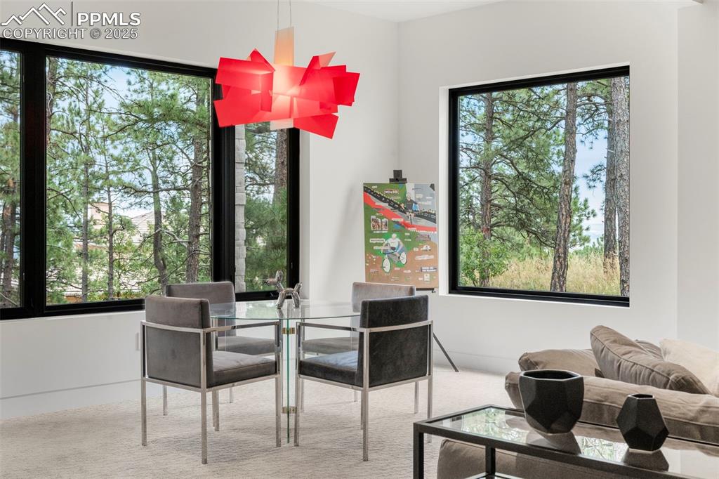 Image 23 of 50: Dining Area