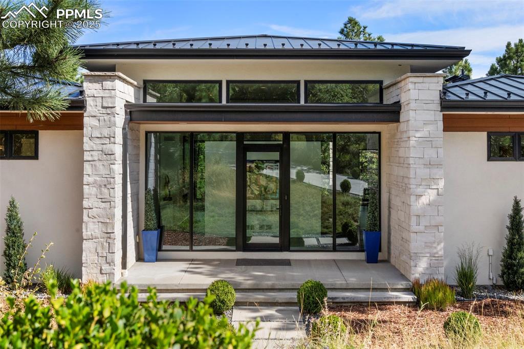 Image 3 of 50: Entry