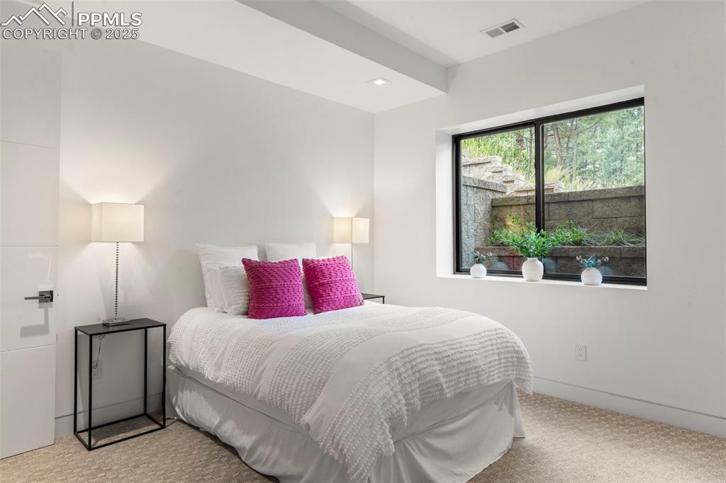 Image 30 of 50: Bedroom