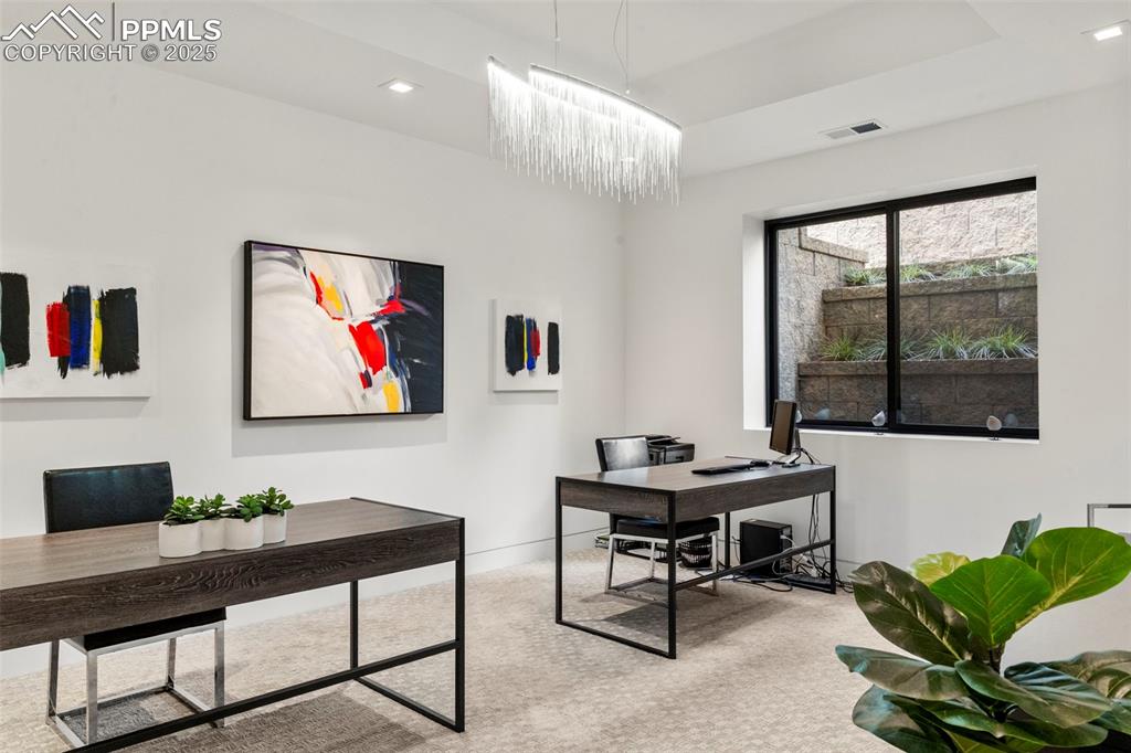 Image 31 of 50: Office