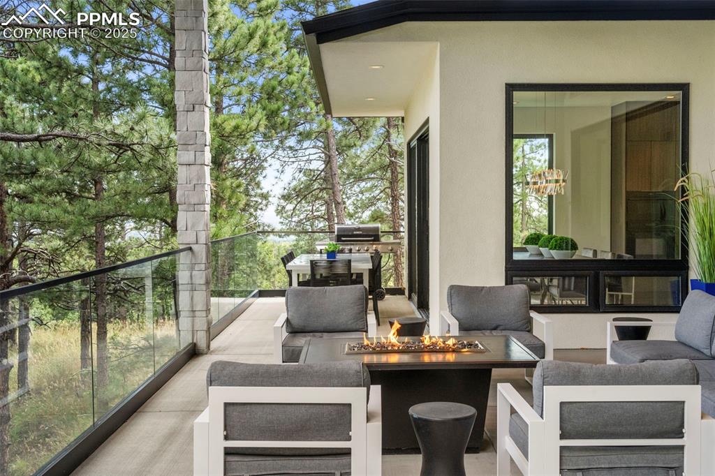 Image 33 of 50: Patio