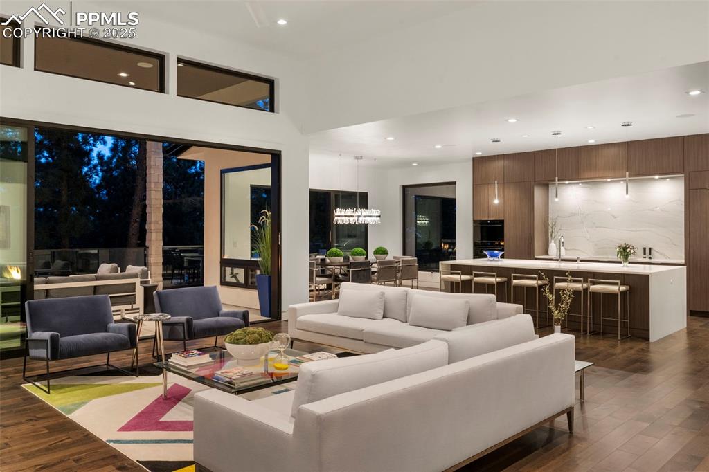 Image 47 of 50: Living Room