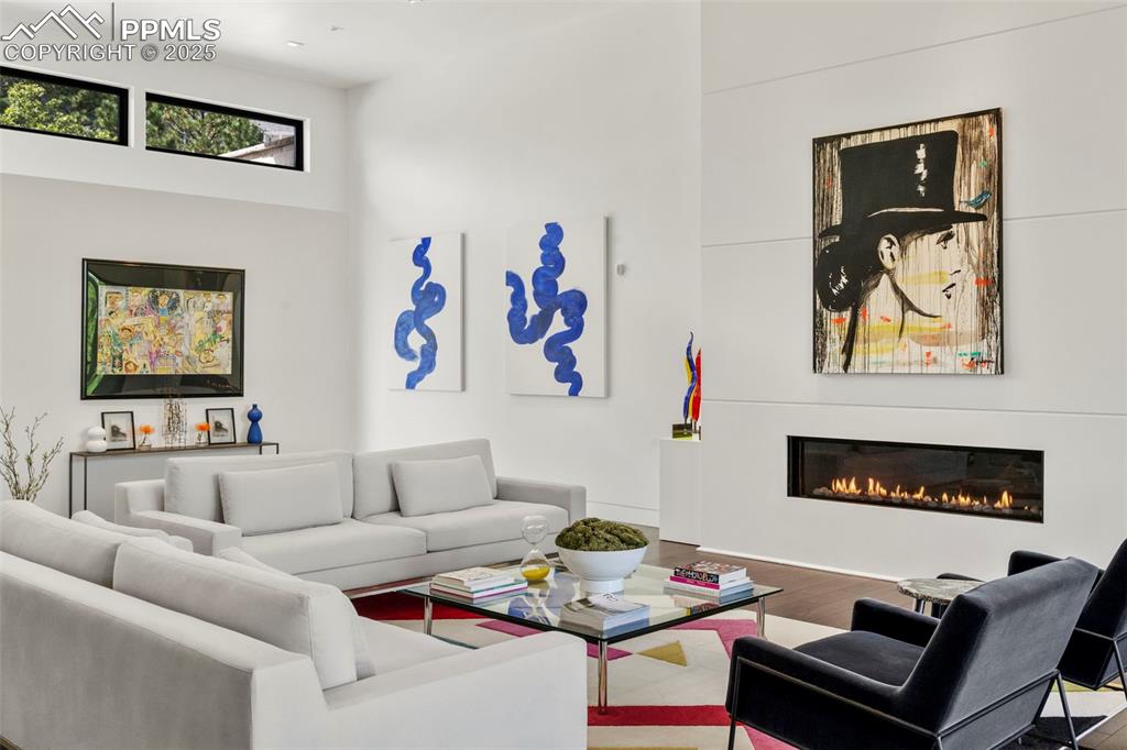 Image 5 of 50: Living Room