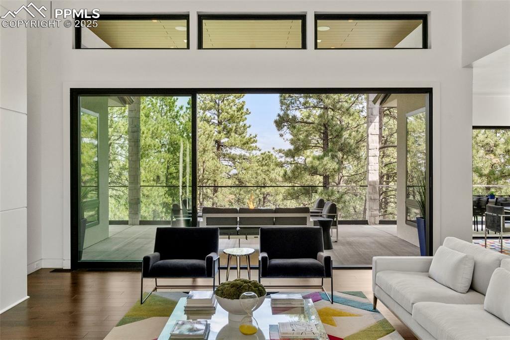 Image 7 of 50: Living Room