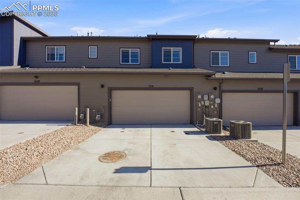 Image 34 of 42: Garage