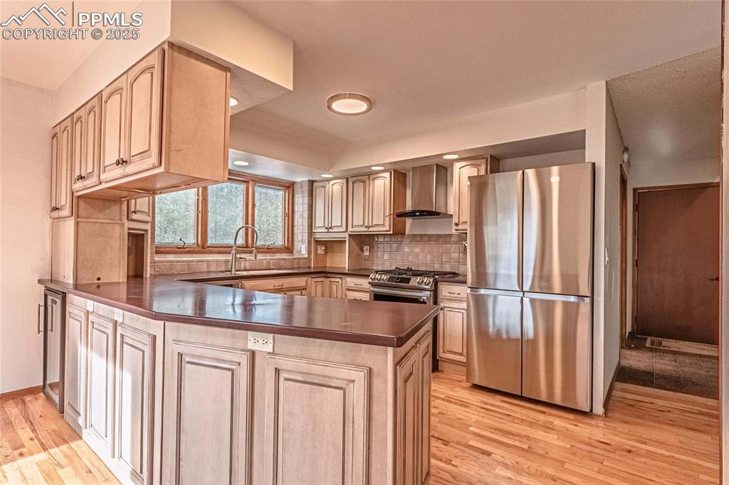 Image 14 of 49: Kitchen