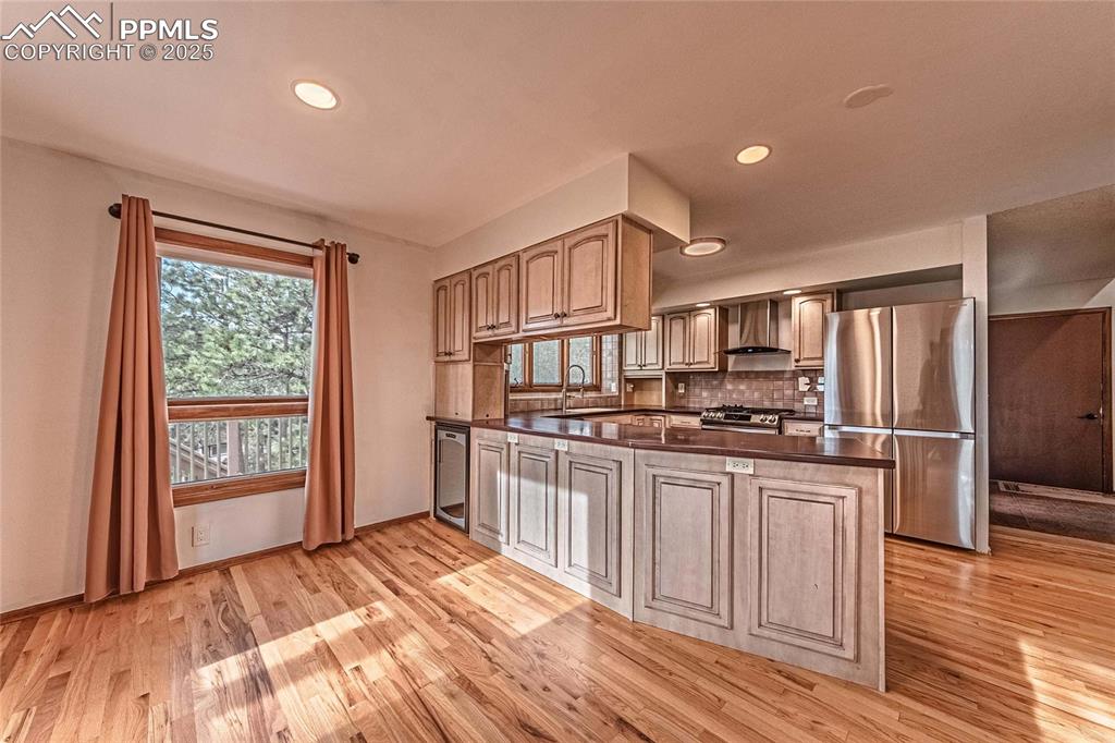 Image 15 of 49: Kitchen