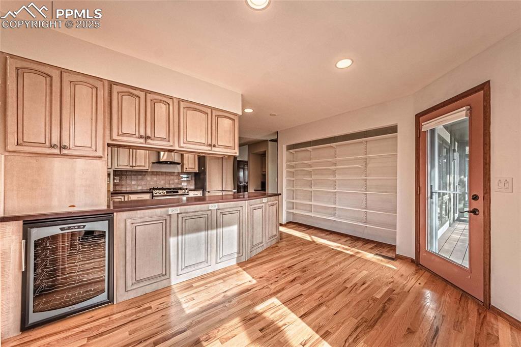 Image 16 of 49: Kitchen