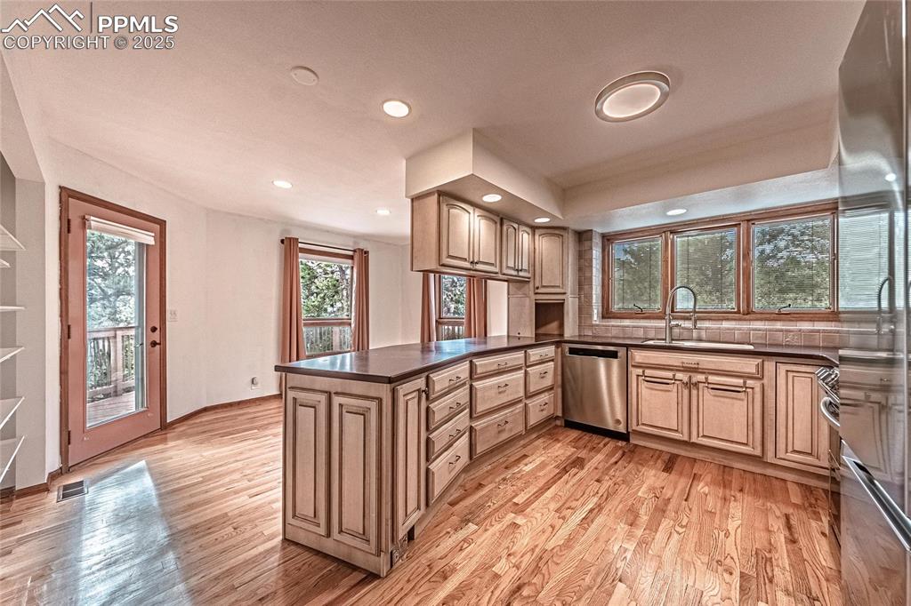 Image 17 of 49: Kitchen