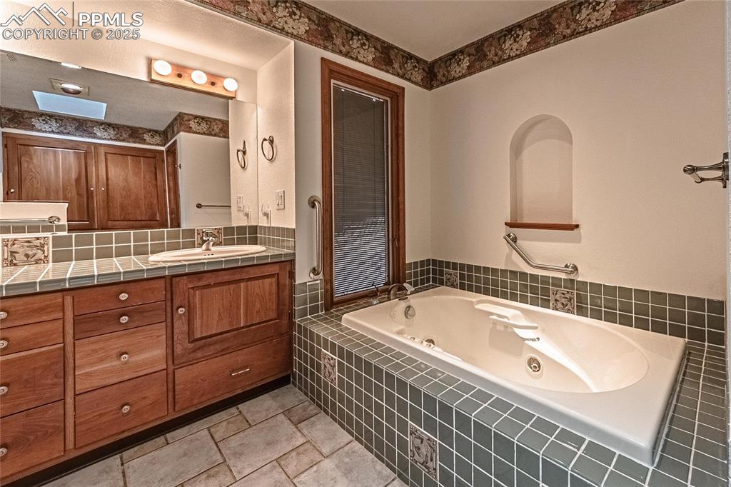 Image 18 of 49: Bathroom