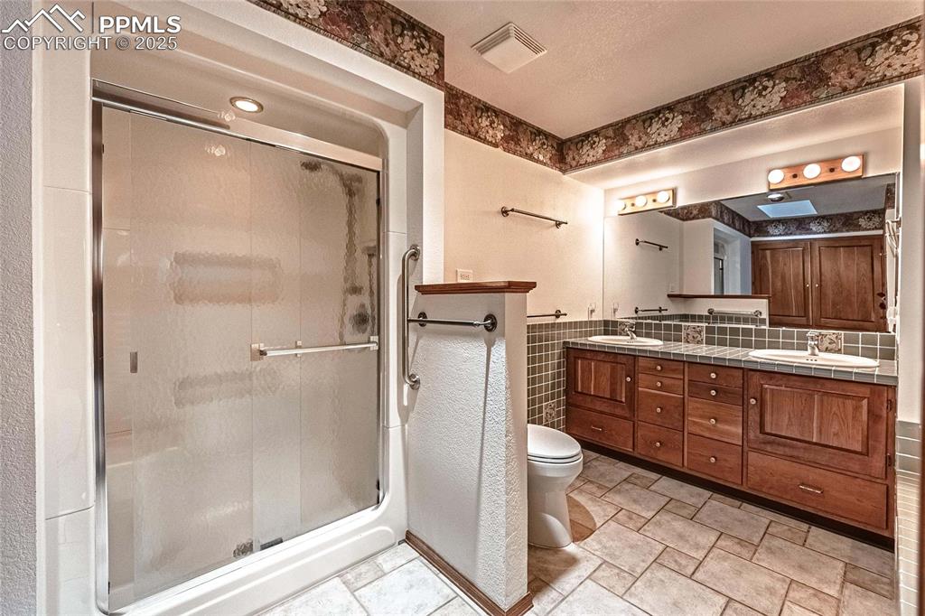 Image 19 of 49: Bathroom