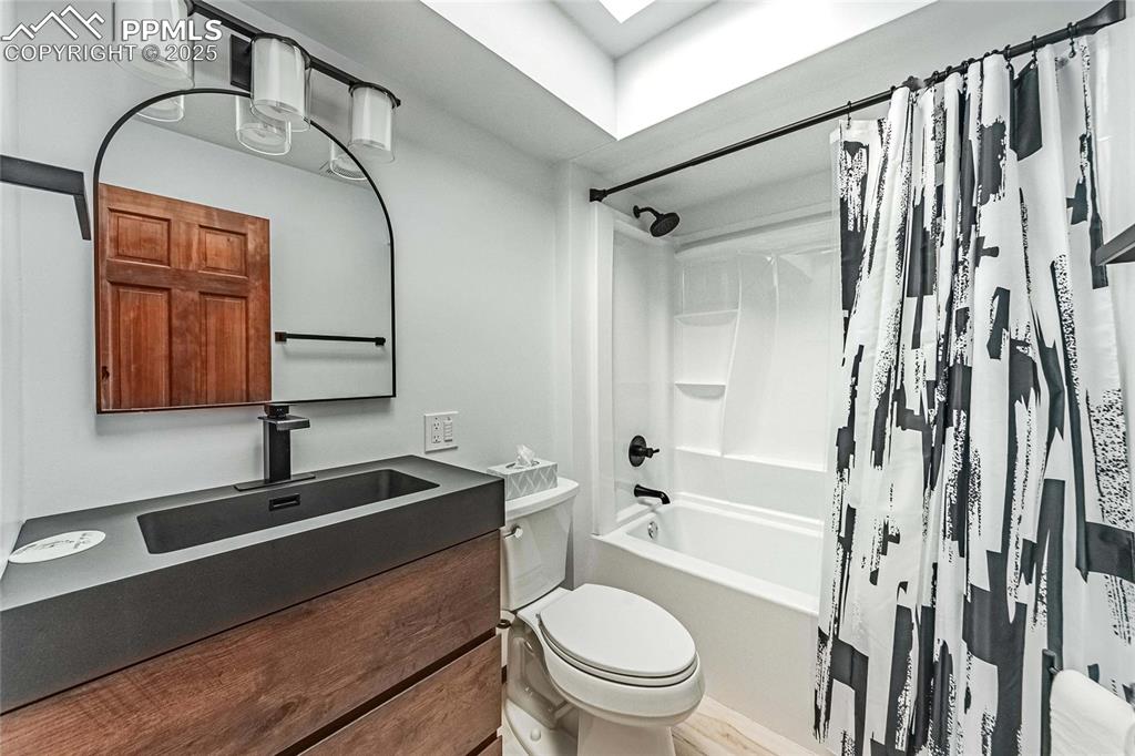 Image 20 of 49: Bathroom