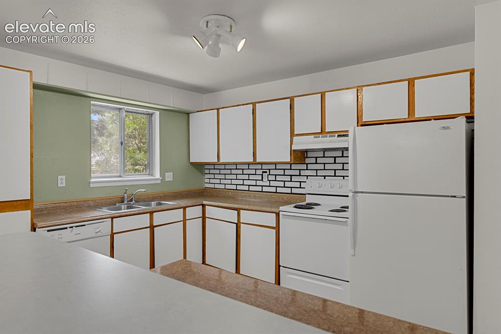Image 10 of 46: Kitchen