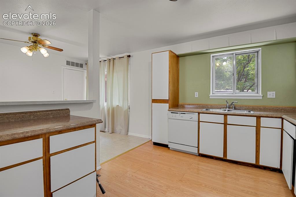 Image 11 of 46: Kitchen
