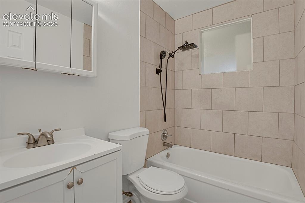 Image 18 of 46: Full Bathroom, hall