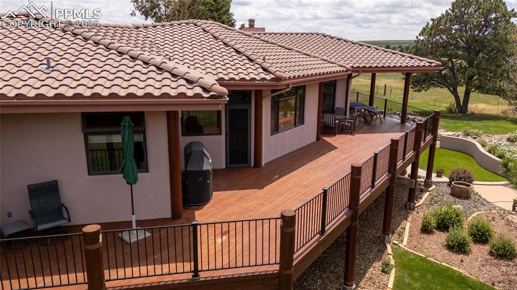 Image 10 of 44: Deck