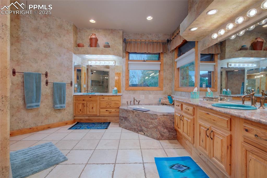 Image 21 of 44: Bathroom