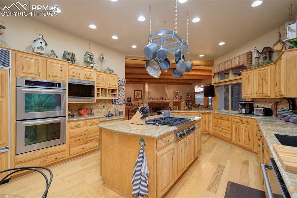 Image 23 of 44: Kitchen
