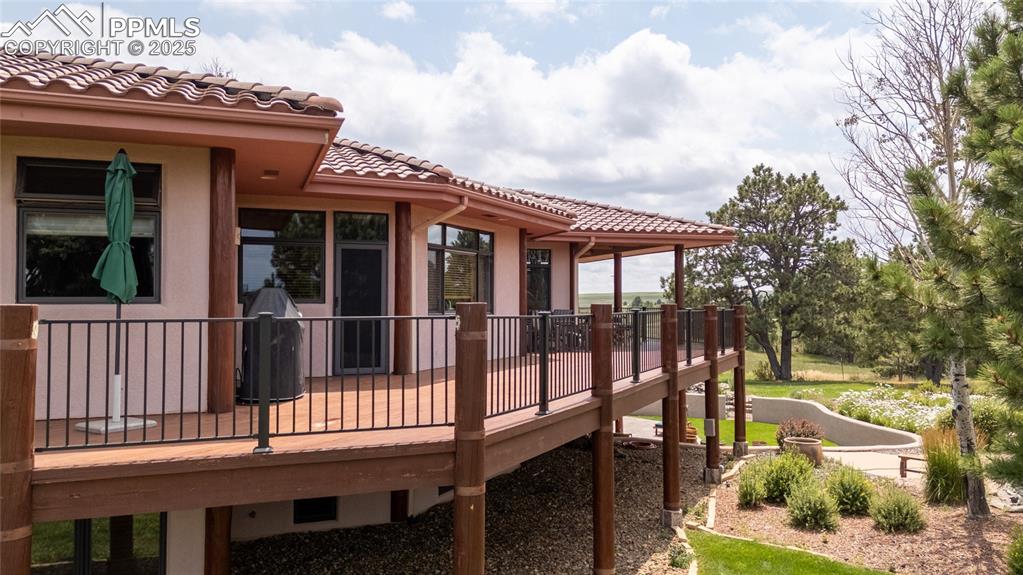 Image 9 of 44: Deck
