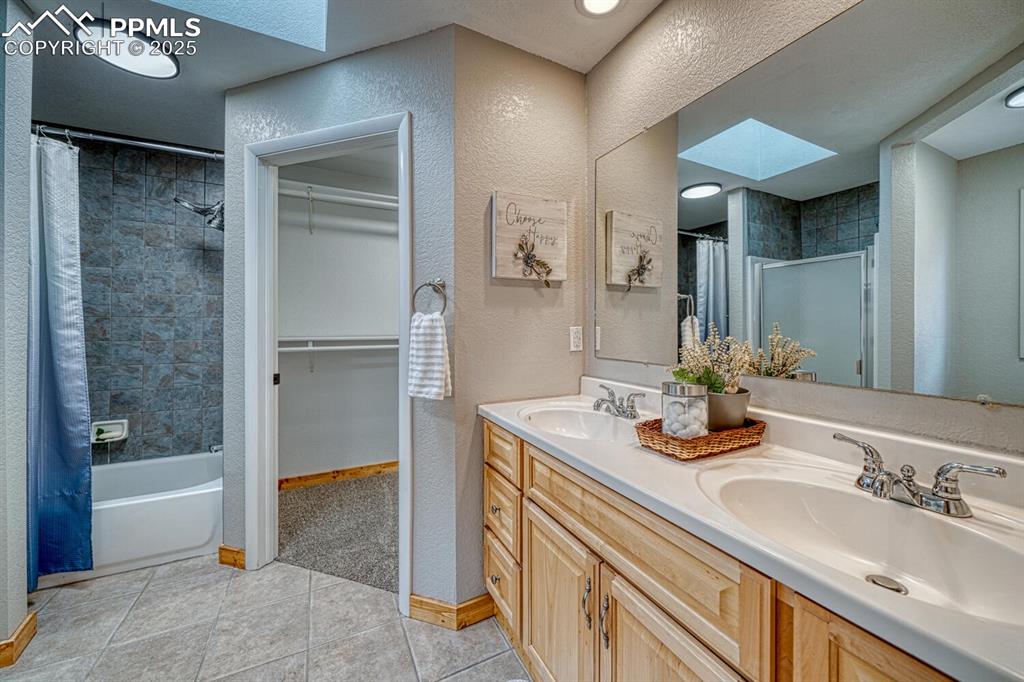 Image 20 of 48: Bathroom