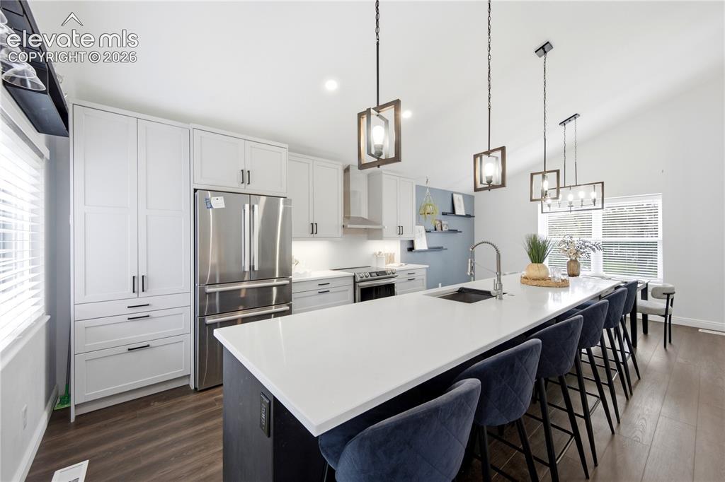 Image 10 of 50: Kitchen