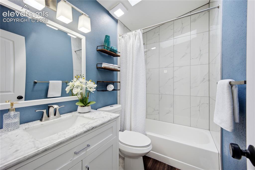 Image 14 of 50: Bathroom