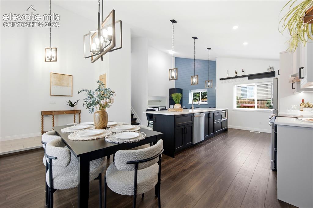 Image 6 of 50: Dining Area