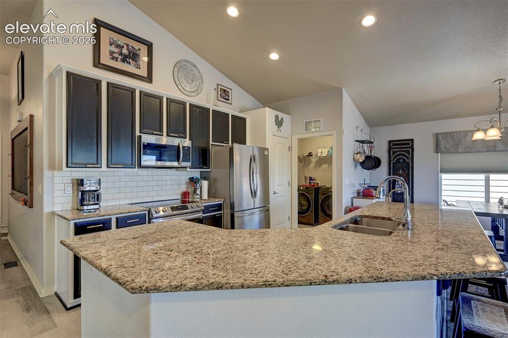 Image 10 of 50: Kitchen