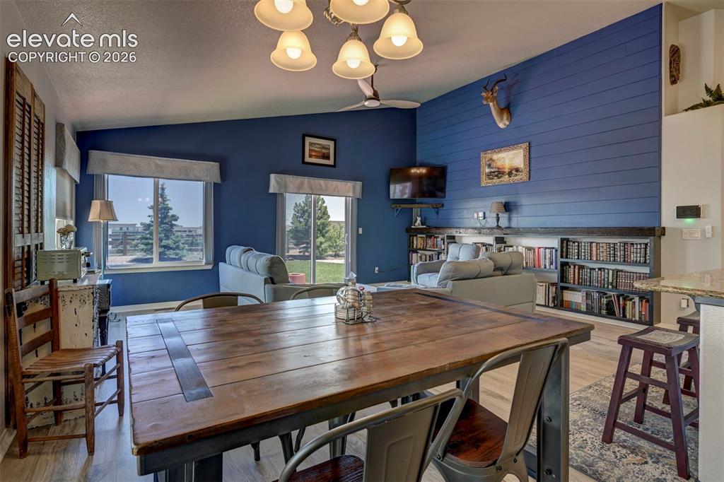 Image 14 of 50: Dining Area