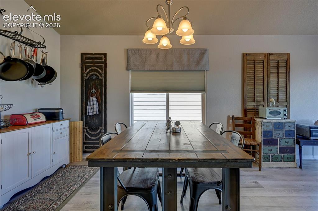 Image 15 of 50: Dining Area