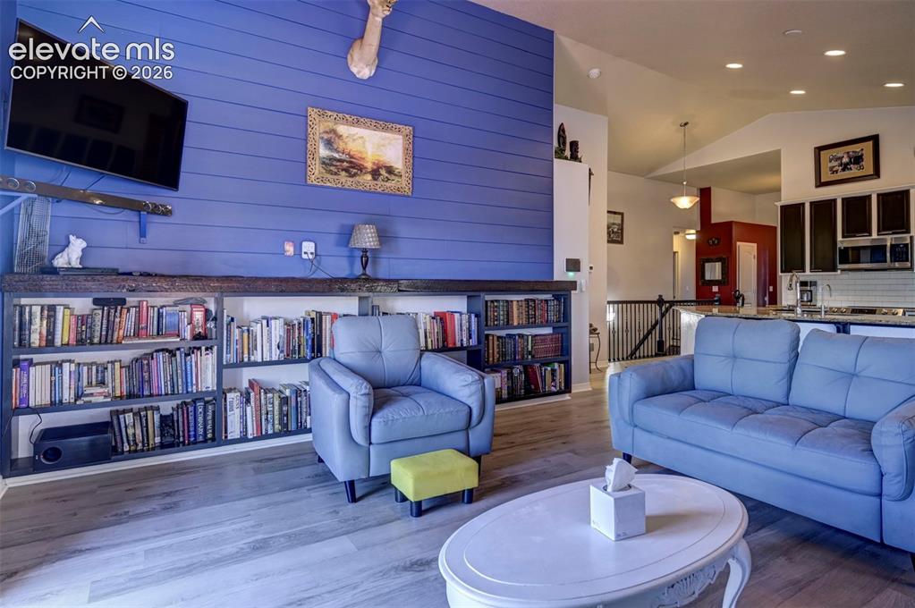 Image 19 of 50: Living Room