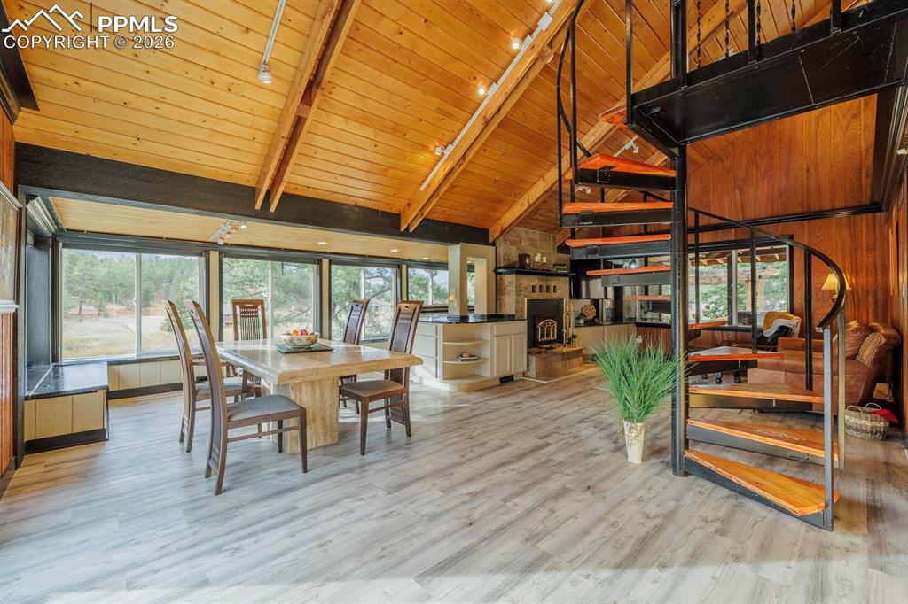 Image 16 of 46: Dining Area