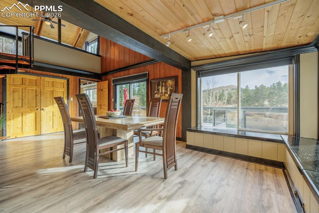 Image 17 of 46: Dining Area