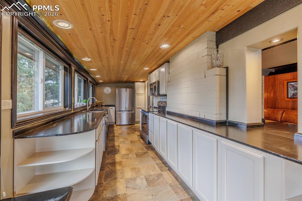 Image 18 of 46: Kitchen